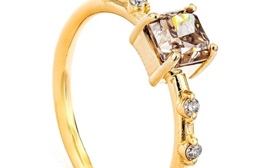 1.07 tcw SI1 Diamond Ring - 14 kt. Yellow gold - Ring - 0.06 ct Diamond - 0.06 ct Diamonds - No Reserve Price