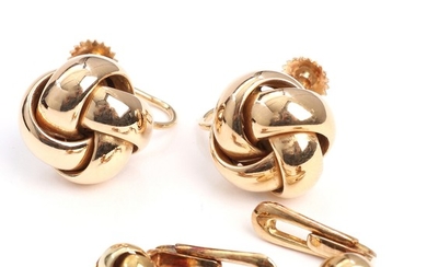 A pair of 14k gold ear screws and collar buttons in the shape of knots. Knots diam. 7–14 mm. Weight app. 7.5 g. (4)
