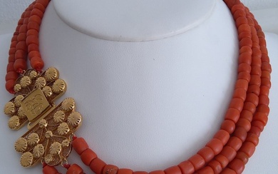 14 kt. Gold - Necklace - 3 rows of red coral with a regional costume of Zuid-Beveland Castle +/- 1900