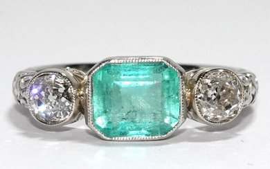 14 kt. White gold - Ring Emerald 1.35 ct. - 2 old European cut diamonds 0.70 ct.