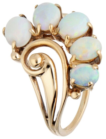 14K. Yellow gold vintage ring set with white precious opal.