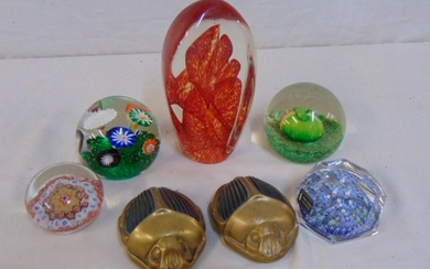 Lot 7 art glass paperweights, including two Buffalo