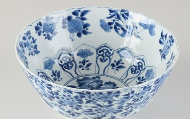17th - 18th century Chinese Kang Xi bowl Ã˜ 20.3 cm.