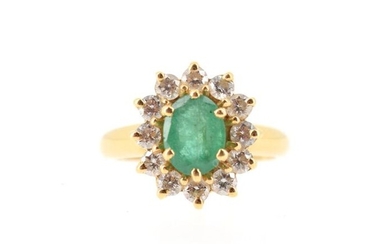 18 K (750°/°°) yellow gold pompadour ring decorated with an emerald in a setting of brilliants.