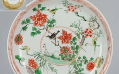 PorcelainCafe au Lait ground Famille Verte dish - Marked - China - Kangxi Period - circa 1700