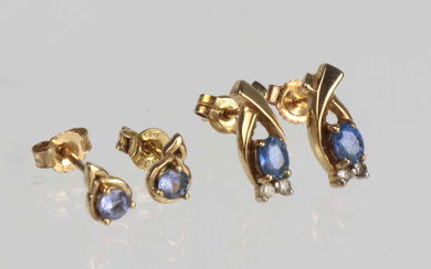 2 PAIRS OF SAPPHIRE AND TANZANITE EARRINGS, 375 GOLD.