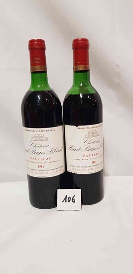 2 bouteilles château HAUT BAGES LIBERAL 1981 PAILLAC. Etiquette tachée, 1 haut épaule et 1...
