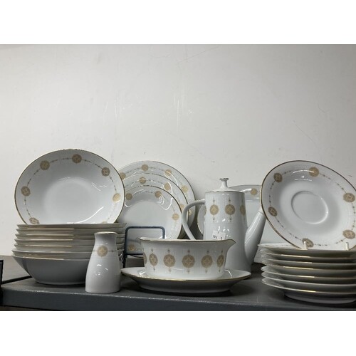 20th cent. Ceramics: Japanese Noritake 'Sovereign' eight pla...