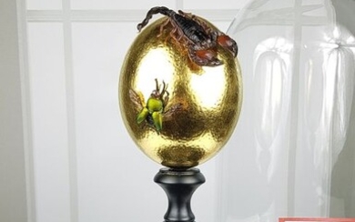 24ct Gold-leaf Ostrich Egg Guarded by 2 Scorpions under large Glass Dome - Various species - 40×23×23 cm