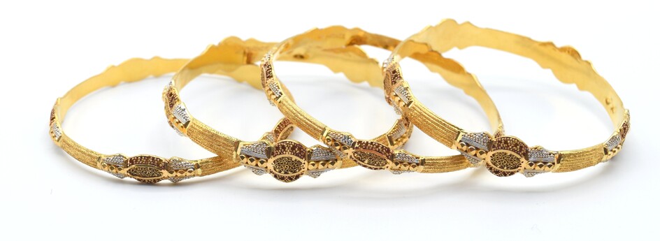 4 bracelets rigides en or jaune et blanc 18 ct - 53.7 g (Diam: 6...