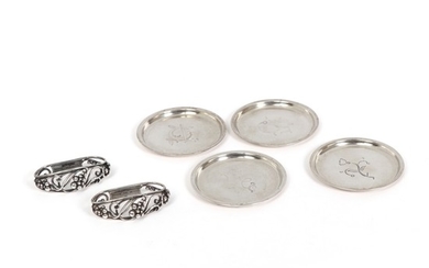 Svend Weihrauch, Jørgen Bjerring Sørensen: Four glass coasters and two napkin rings of sterling silver. (6)
