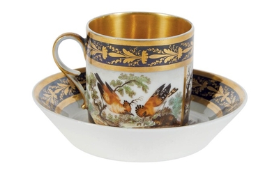 71 Manufacture indéterminée : tasse et sa soucoupe en porcelaine dure à décors polychromes d'oiseaux...