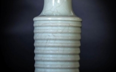 Arte Cinese A celadon pottery bottle bearing a