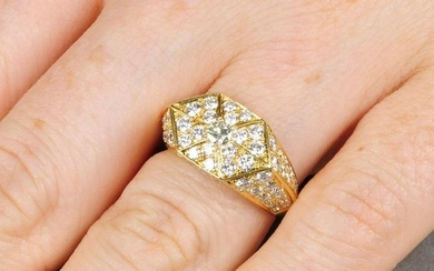 A brilliant-cut diamond geometric panel ring.Total