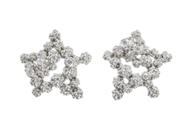 Gilbert Albert, paire de clous d'oreilles étoiles or gris 750 petit perlé sertis de diamants taille brillant