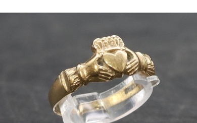 A 9ct gold ladies' Claddagh Ring in the form of 2 hands hold...