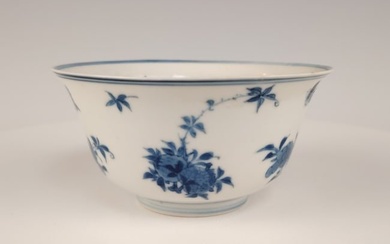 A CHINESE QING KANGXI PERIOD BLUE AND WHITE PORCELAIN BOWL