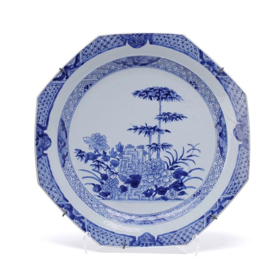 A Chinese blue and white dish of octogonal form, well painted with chrysanthemums and bamboo. Qing 18th century. Diam. 36 cm.