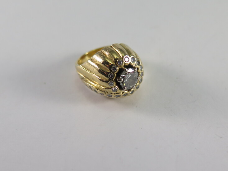 A DIAMOND AND GOLD DRESS RING