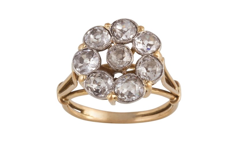 A DIAMOND CLUSTER RING, of approx. 2.80ct in total, mounted ...