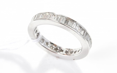 A DIAMOND ETERNITY RING IN 18CT GOLD, SET WITH BAGUETTE CUT DIAMONDS TOTALLING 2.42CTS