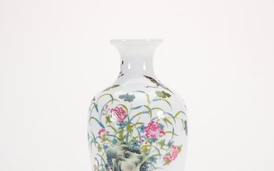 A Famille rose vase with bird and flower patterns (Qianlong era)