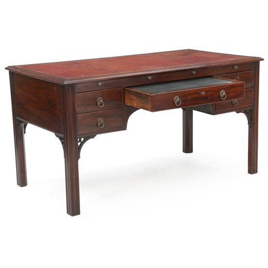 A Freestanding George III mahogany desk with red leather top. England, late 18th century. H. 84 cm. W. 156 cm. D. 84 cm.