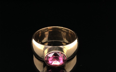 A GEM SET RING. THE WIDE RING UNHALLMARKED, ASSESSED AS 10ct GOLD, THE GEMSTONE SETTING ASSESSED