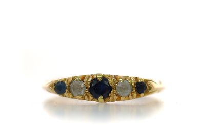 A GEORGE V 18 CARAT GOLD SAPPHIRE AND DIAMOND FIVE-STONE RING.
