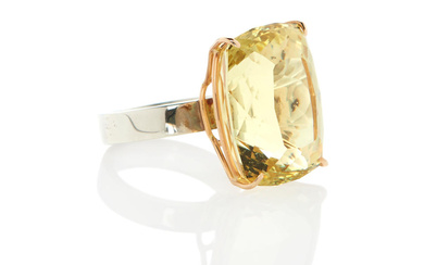 A GOLD, SILVER AND QUARTZ RING