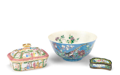 A GROUP COMPRISING A FAMILLE ROSE CANTON SOAP DISH, A TURQUOISE BOWL AND AN ENAMELLED COSMETICS BOX