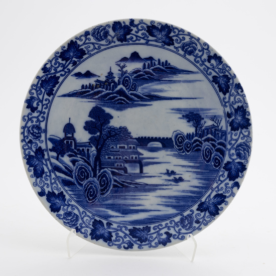 A Japanese blue and white porcelain dish, first half of the 20th century.