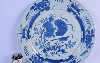 A LARGE 18TH CENTURY CHINESE BLUE AND WHITE PORCELAIN