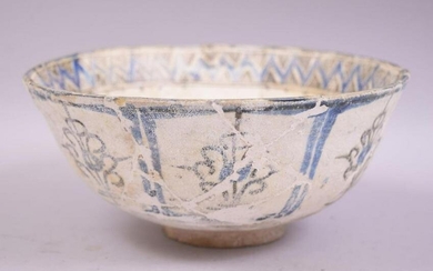 A LARGE PERSIAN TIMURID POTTERY BOWL, decorated with