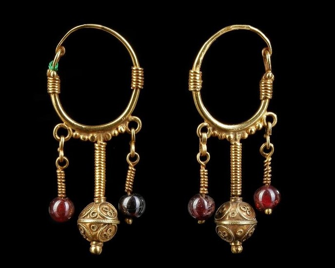 A PAIR OF FATIMID GOLD EARRINGS, 12TH CENTURY