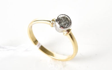 A SOLITAIRE DIAMOND RING IN 18CT TWO TONE GOLD, CENTRALLY BEZEL SET WITH A ROUND BRILLIANT CUT DIAMOND ESTIMATED 0.60CT, SIZE O, 2.9GMS