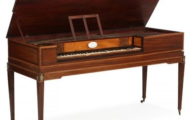 A Scottish George III mahogany hammer piano. Manufactured by Muir, Wood & Co. of Edinburgh, 1804–1811. H. 85 cm. W. 165 cm. D. 60 cm.