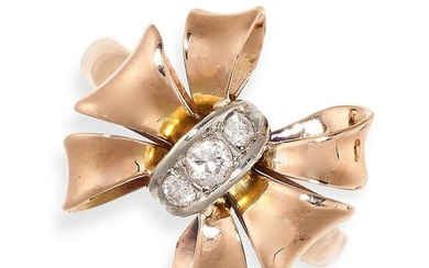 A VINTAGE DIAMOND BOW RING in yellow gold, of ribbon