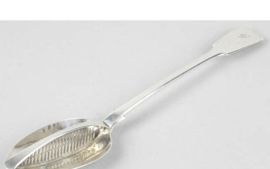A William IV silver straining spoon in Fiddle pattern.