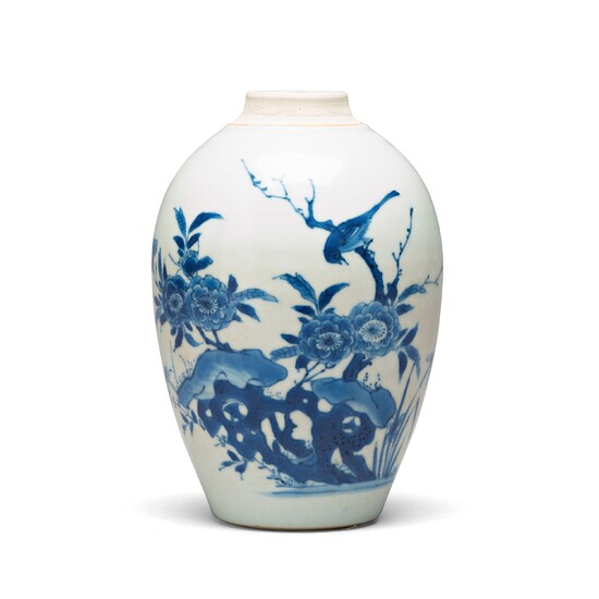 A blue and white transitional vase, 17th Century.