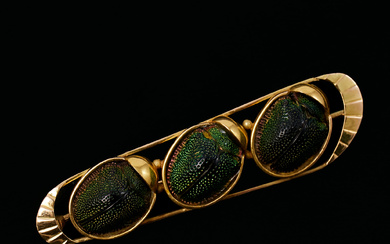 A brooch, 18k gold, 19th century, 3 inset scarab shells.