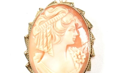A hallmarked 9ct gold shell cameo brooch pin. The oval shell...