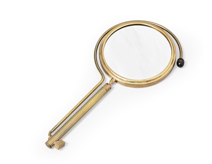 A magnifying mirror | Miroir grossissant