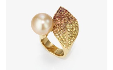A ring with a light gold-coloured South Sea cultured pearl and yellow to red-brown sapphires - Nurem