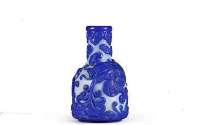 A small mallet-shaped blue overlay on white glass vase Late Qing Dynasty | 清末 涅白地套藍料小搖鈴尊