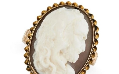 AN ANTIQUE SHELL CAMEO DRESS RING in yellow gold, set