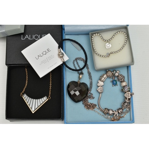 AN ASSORTMENT OF JEWELLERY, to include a boxed and signed 'L...