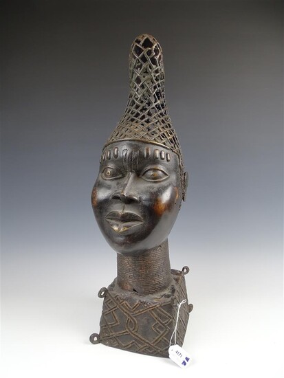 (-), Afrikaans bronzen beeld met afbeelding van hoogwaardigheidsbekleder,...