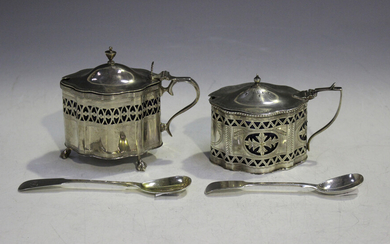 An Edwardian silver oval mustard with domed hinged lid and urn finial above serpentine sides and pie