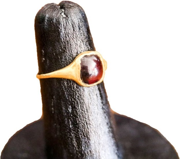 Ancient Roman Gold and Garnet Ring with Cabochon Garnet - (1)